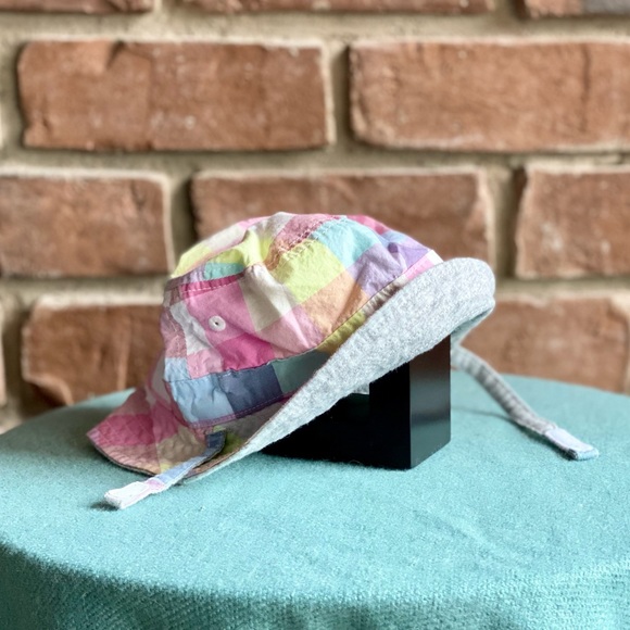 6-12M Gap Reversible Hat - Grey and Rainbow Plaid - Picture 2 of 9